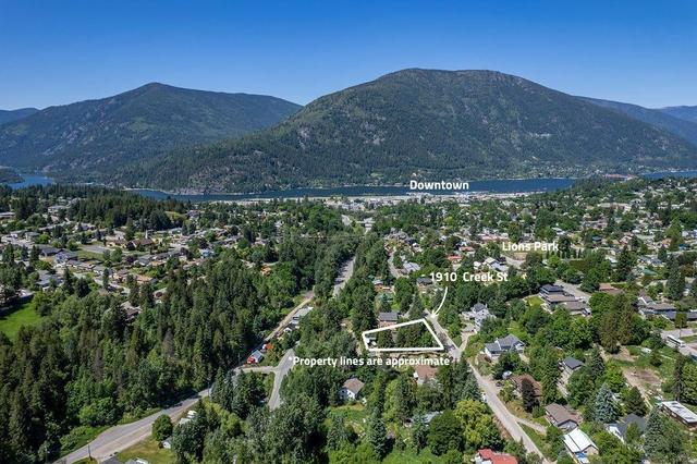 1910 Creek Street, House detached with 2 bedrooms, 2 bathrooms and null parking in Nelson BC | Image 2