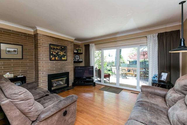 22 Woodcliff Pl, House detached with 3 bedrooms, 2 bathrooms and 3 parking in Toronto ON | Image 2