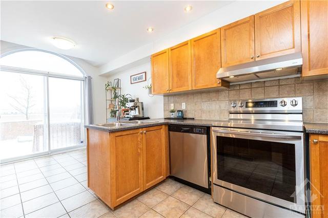1092 Candlewood Street, Townhouse with 3 bedrooms, 3 bathrooms and 3 parking in Ottawa ON | Image 9