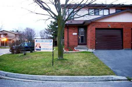 62 Dawson Cres, Townhouse with 3 bedrooms, 2 bathrooms and 2 parking in Brampton ON | Image 1