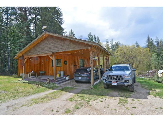 8481 Highway 6, House detached with 5 bedrooms, 2 bathrooms and null parking in Central Kootenay H BC | Image 19