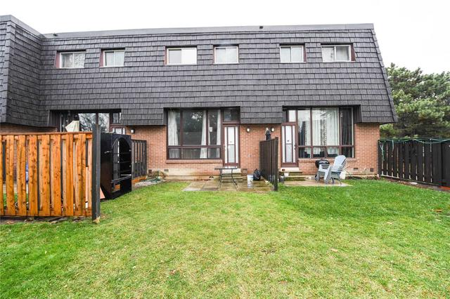 83 Darras Crt, Townhouse with 3 bedrooms, 2 bathrooms and 1 parking in Brampton ON | Image 25