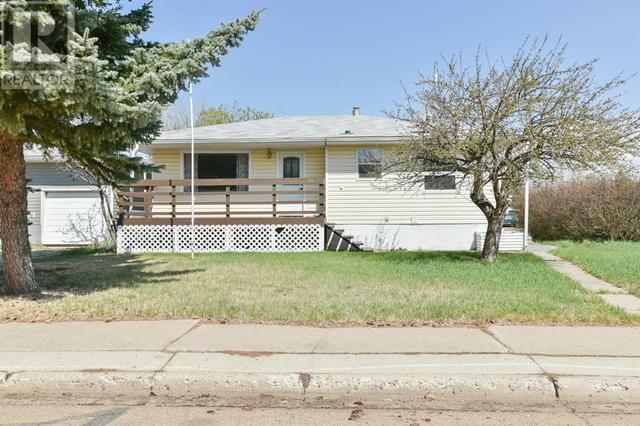 114 7th Avenue, House detached with 3 bedrooms, 2 bathrooms and 2 parking in Hanna AB | Card Image