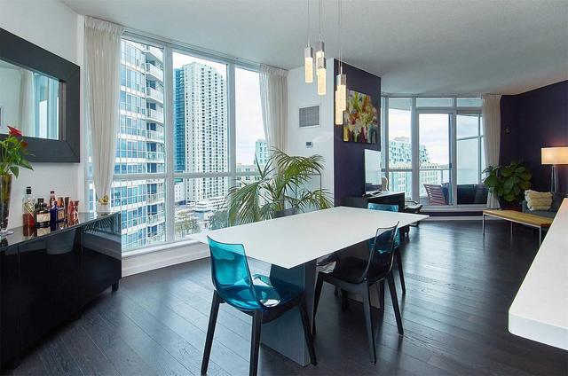 1002 - 218 Queens Quay W, Condo with 2 bedrooms, 2 bathrooms and 1 parking in Toronto ON | Image 5
