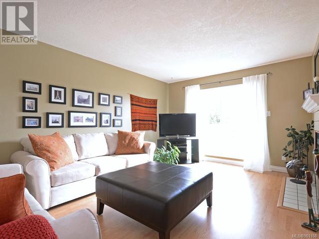 102 - 940 Inverness Rd, Condo with 2 bedrooms, 2 bathrooms and 1 parking in Saanich BC | Image 2