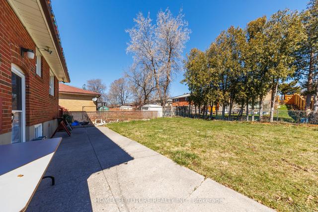 804 Brimorton Dr, House detached with 3 bedrooms, 2 bathrooms and 3 parking in Toronto ON | Image 17
