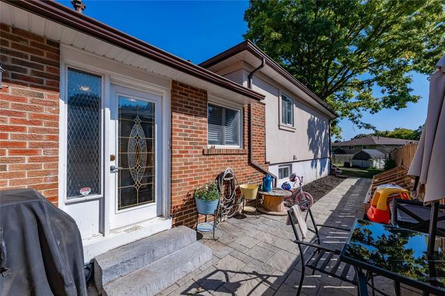 2446 Martin Crt, House semidetached with 3 bedrooms, 2 bathrooms and 2 parking in Burlington ON | Image 27