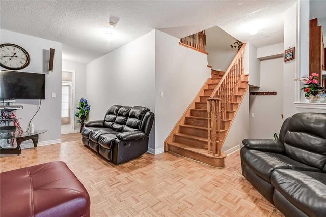 8 Tobermory Cres, House detached with 3 bedrooms, 3 bathrooms and 4 parking in Brampton ON | Image 31
