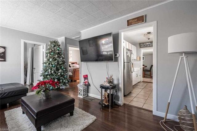 42 Barley Dr, House detached with 2 bedrooms, 1 bathrooms and 2 parking in St. Catharines ON | Image 6