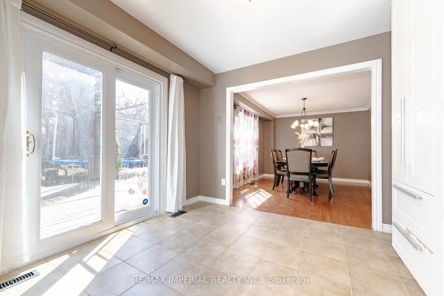 417 Traviss Dr, House detached with 3 bedrooms, 3 bathrooms and 5 parking in Newmarket ON | Image 3