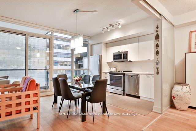 505 - 30 Roehampton Ave, Condo with 2 bedrooms, 2 bathrooms and 0 parking in Toronto ON | Image 4