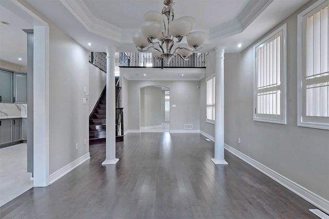 5953 Sidmouth St, House detached with 4 bedrooms, 4 bathrooms and 4 parking in Mississauga ON | Image 5