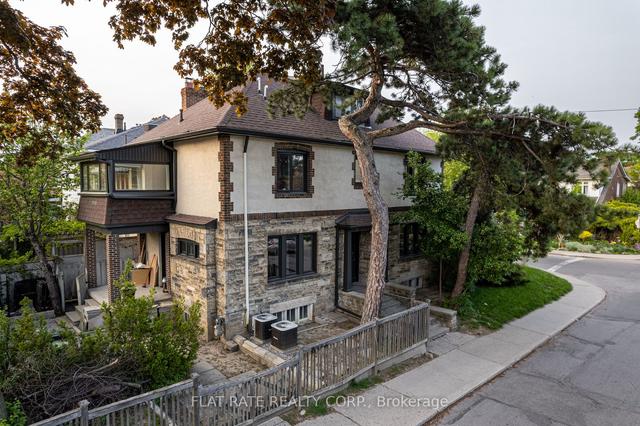 104 Lauder Ave, House detached with 5 bedrooms, 1 bathrooms and 1 parking in Toronto ON | Image 2