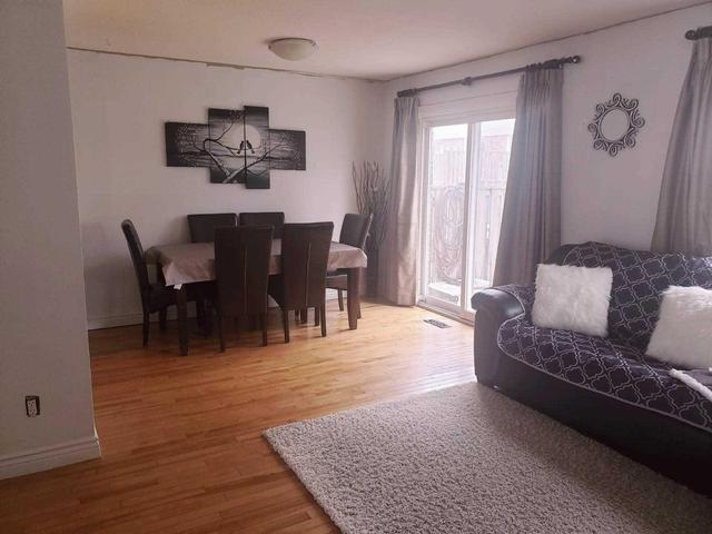 16 Lincoln Crt, Townhouse with 3 bedrooms, 2 bathrooms and 1 parking in Brampton ON | Image 4
