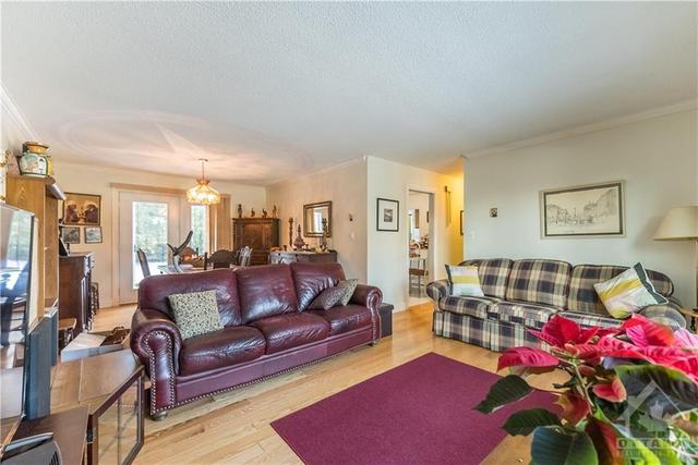 5754 Kelly Marie Drive, House detached with 4 bedrooms, 2 bathrooms and 6 parking in Ottawa ON | Image 4