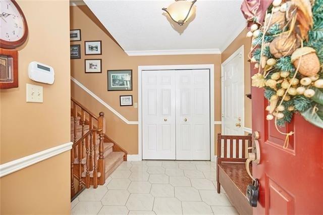 7913 Trackview St, House detached with 2 bedrooms, 2 bathrooms and 4 parking in Niagara Falls ON | Image 3