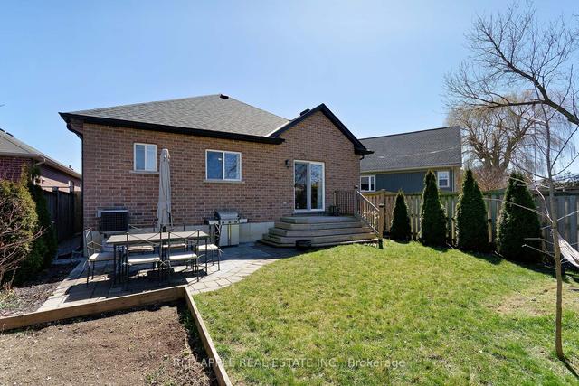 17 Leckie Ave W, House detached with 3 bedrooms, 3 bathrooms and 5 parking in Hamilton ON | Image 28