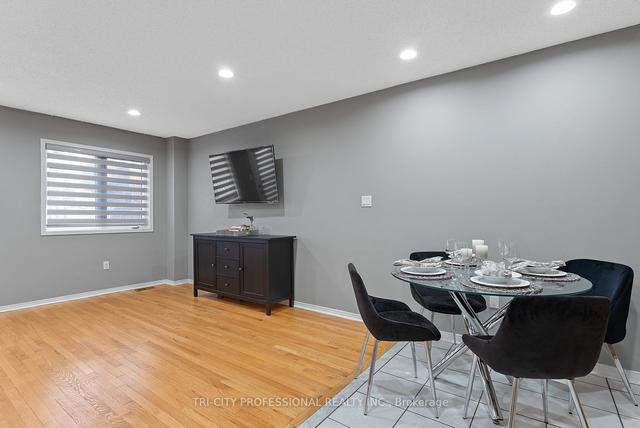 18 Oliti Crt, House semidetached with 3 bedrooms, 4 bathrooms and 3 parking in Toronto ON | Image 3