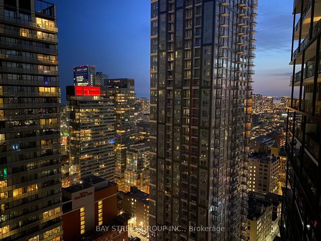 3310 - 125 Peter St, Condo with 1 bedrooms, 1 bathrooms and 0 parking in Toronto ON | Image 2