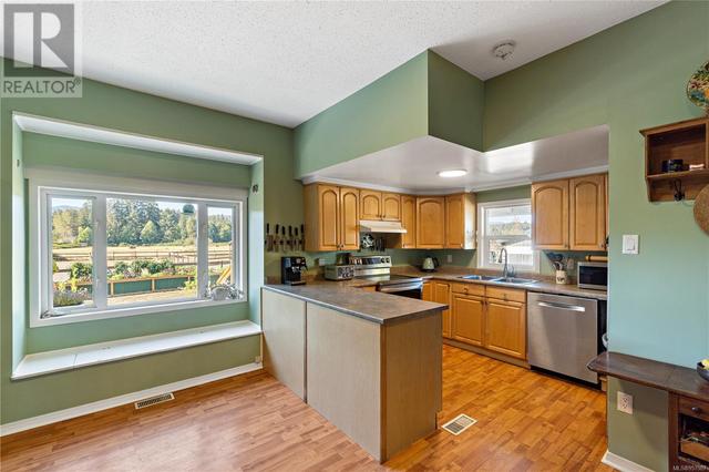 3155 Grant Rd, House detached with 2 bedrooms, 1 bathrooms and 10 parking in Comox Valley A BC | Image 15