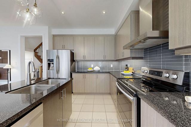 90 Homer Cres, House attached with 3 bedrooms, 3 bathrooms and 3 parking in Aurora ON | Image 4