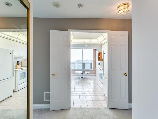 2002 - 22 Hanover Rd, Condo with 2 bedrooms, 2 bathrooms and 2 parking in Brampton ON | Image 6
