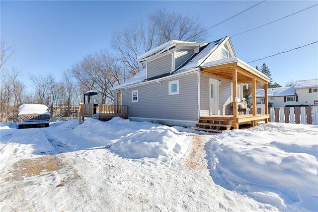 295 Julien Street, House detached with 2 bedrooms, 1 bathrooms and 4 parking in Pembroke ON | Image 2