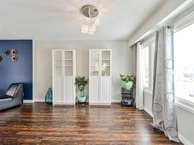 45 Newlyn Cres, House semidetached with 3 bedrooms, 2 bathrooms and 4 parking in Brampton ON | Image 5