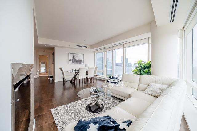 4801 - 180 University Ave, Condo with 2 bedrooms, 3 bathrooms and 1 parking in Toronto ON | Image 2