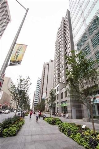uph1 - 55 Bloor St E, Condo with 2 bedrooms, 2 bathrooms and 1 parking in Toronto ON | Image 3