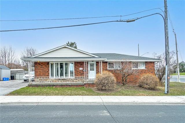 105 Fennell Avenue W, House detached with 7 bedrooms, 2 bathrooms and 6 parking in Hamilton ON | Image 1