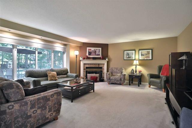 3655 St Laurent Crt, House detached with 5 bedrooms, 4 bathrooms and 6 parking in Mississauga ON | Image 2