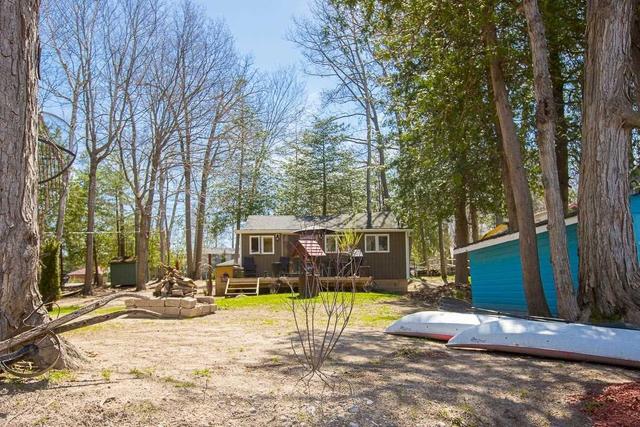 578 Oxbow Park Dr, House detached with 2 bedrooms, 1 bathrooms and 8 parking in Wasaga Beach ON | Image 3