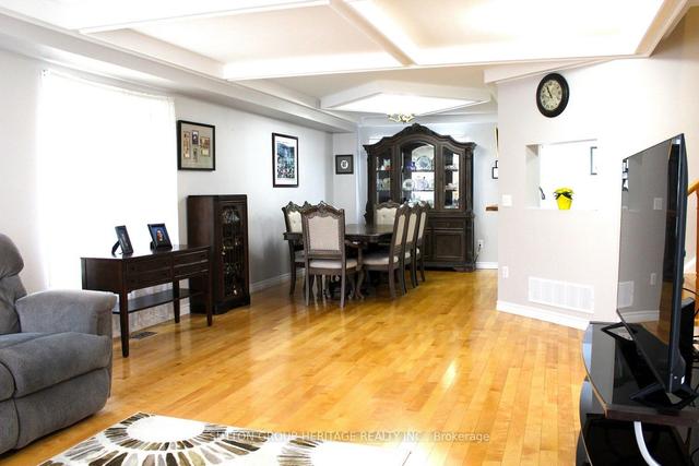 6185 Lawrence Ave E, House attached with 3 bedrooms, 3 bathrooms and 3 parking in Toronto ON | Image 4
