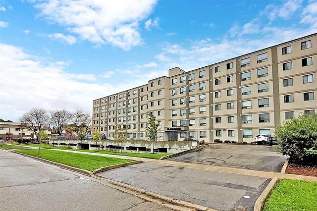 105 - 18 Holborn Crt, Condo with 2 bedrooms, 2 bathrooms and 1 parking in Kitchener ON | Image 1