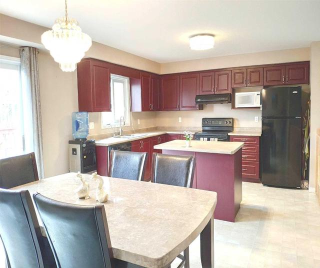 586 Violet St, House detached with 3 bedrooms, 3 bathrooms and 1 parking in Waterloo ON | Image 4