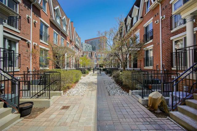814 - 12 Laidlaw St, Townhouse with 2 bedrooms, 2 bathrooms and 1 parking in Toronto ON | Image 11
