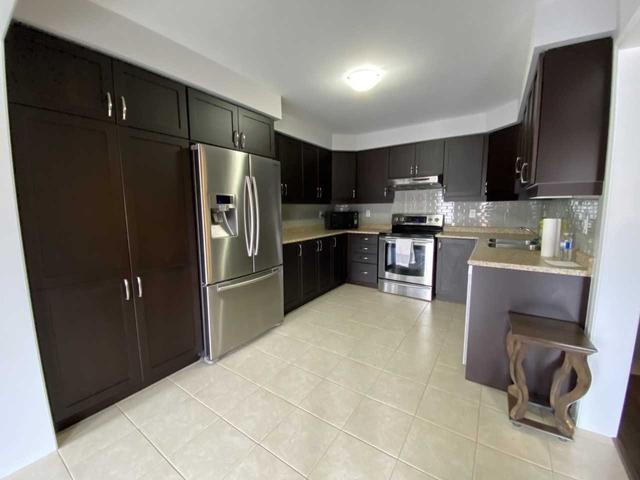 82 Suitor Crt, House attached with 2 bedrooms, 2 bathrooms and 2 parking in Milton ON | Image 2