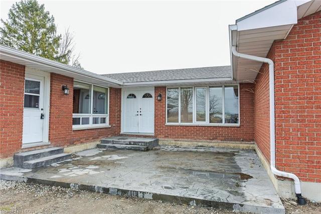 25465 Queens Line, House detached with 5 bedrooms, 3 bathrooms and null parking in West Elgin ON | Image 3