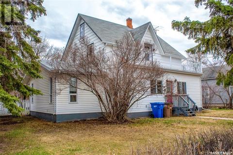 304 Broadway Avenue S, House detached with 6 bedrooms, 2 bathrooms and null parking in Melfort SK | Card Image
