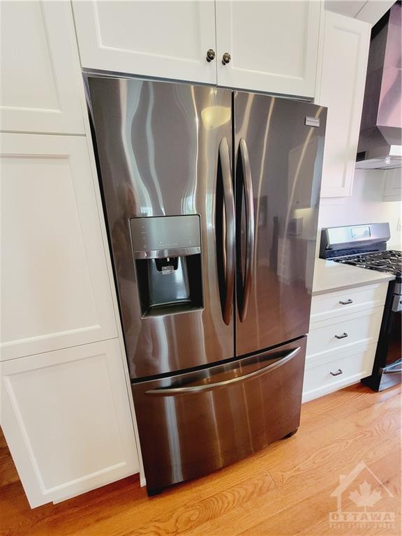 Fridge with water/ice dispenser & bottom freezer | Image 6