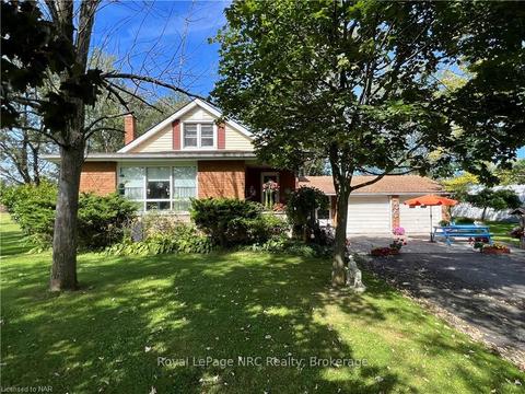 8845 Lyons Creek Rd, House detached with 2 bedrooms, 2 bathrooms and 22 parking in Niagara Falls ON | Card Image