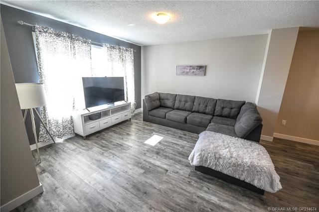 8410 101 Avenue, Home with 3 bedrooms, 2 bathrooms and 2 parking in Greenview No. 16 AB | Image 11