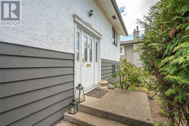 589 Kay St, House detached with 4 bedrooms, 2 bathrooms and 6 parking in Saanich BC | Image 2