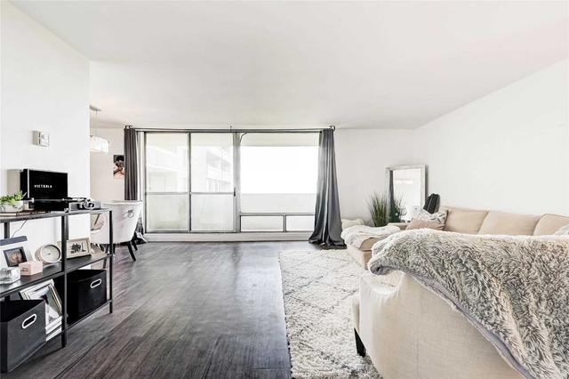 2201 - 1 Massey Sq, Condo with 2 bedrooms, 1 bathrooms and 0 parking in Toronto ON | Image 11