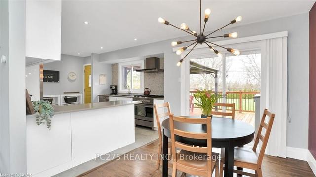 74 Larkspur Cres, House detached with 4 bedrooms, 2 bathrooms and 7 parking in London ON | Image 2
