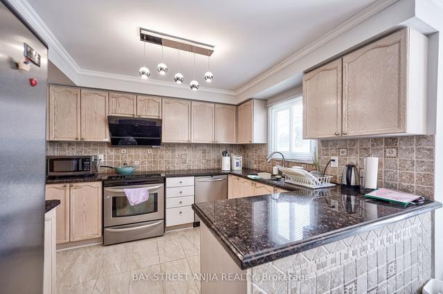28 Mandel Cres, House detached with 4 bedrooms, 3 bathrooms and 5 parking in Richmond Hill ON | Image 4