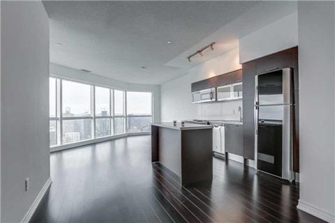 5616 - 386 Yonge St, Condo with 3 bedrooms, 2 bathrooms and 1 parking in Toronto ON | Image 2
