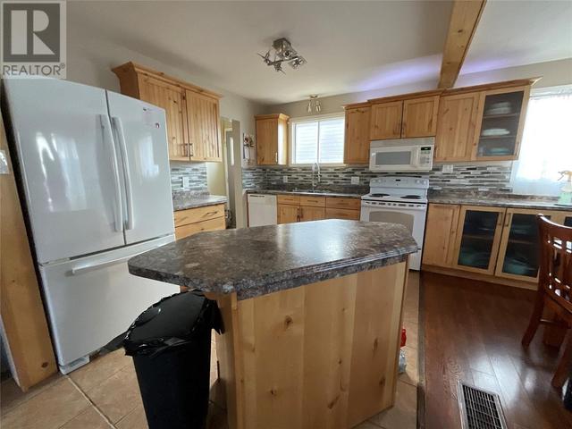 4 Valleyview Place, House detached with 4 bedrooms, 2 bathrooms and 2 parking in Tumbler Ridge BC | Image 2
