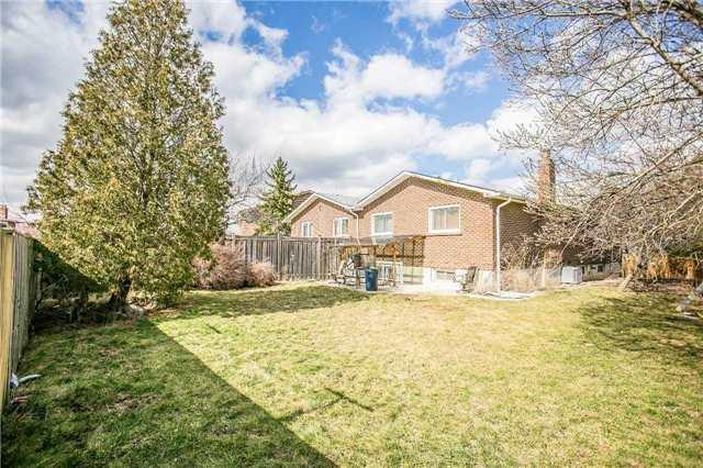 4050 Dunmow Cres, House semidetached with 3 bedrooms, 2 bathrooms and 3 parking in Mississauga ON | Image 19